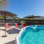 Amazing Apartment In Stasevica With Wifi *