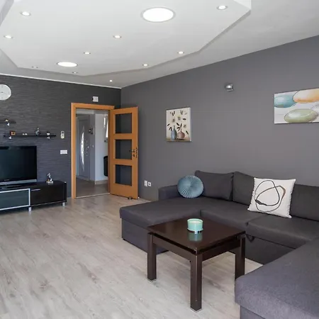Amazing Apartment In Stasevica With Wifi *